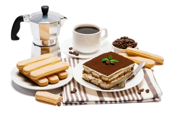 Traditionell italiensk Tiramisu dessert fyrkantig portion på keramiska plattan, mocka kaffebryggare, savoiardi cookies och kopp färsk espresso kaffe isolerad på vit — Stockfoto