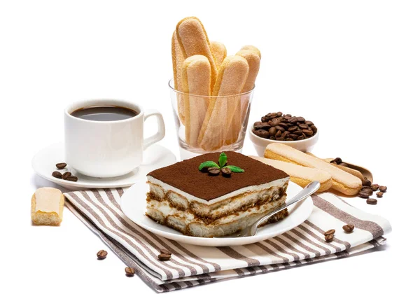 Traditionelle italienische Tiramisu-Dessertportion quadratisch auf Keramikteller, savoiardi-Kekse und Tasse frischen Espressokaffee isoliert auf weiß — Stockfoto