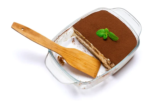 Traditionelle italienische Tiramisu-Dessert in Glasform und Schulterblatt isolatet auf weißem Hintergrund — Stockfoto
