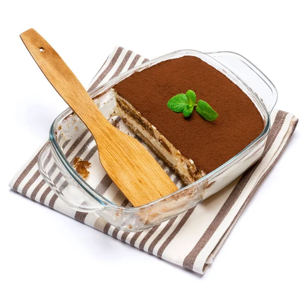 Dessert italien traditionnel Tiramisu dans un plat de cuisson en verre isolatet sur fond blanc — Photo