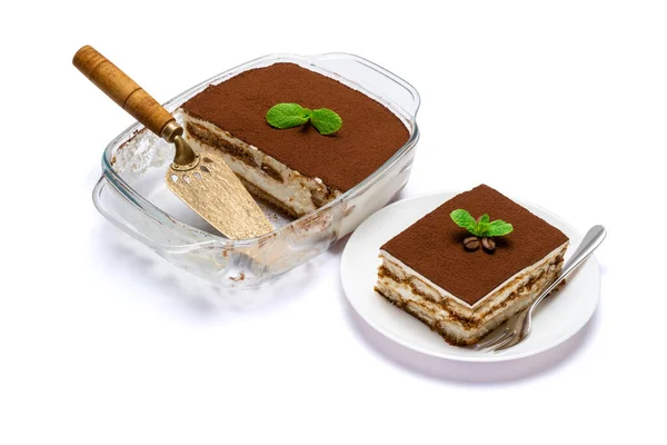 Традиційний італійський десерт Тірамісу в чашці для випічки скла, частина на тарілці і ізолятор сапули на білому тлі. — стокове фото