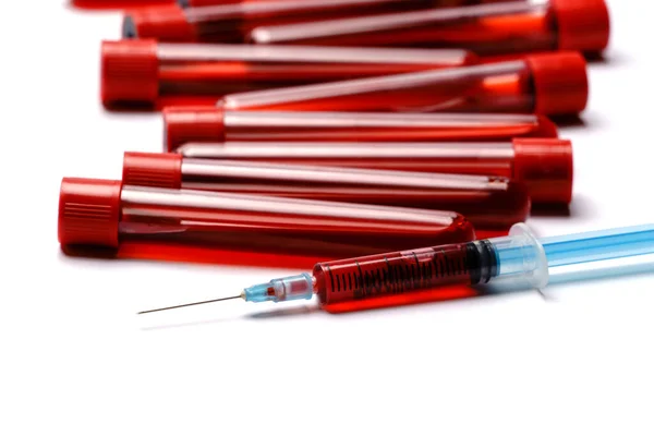 Tubo di prova del sangue con tappo rosso isolato su sfondo bianco — Foto Stock