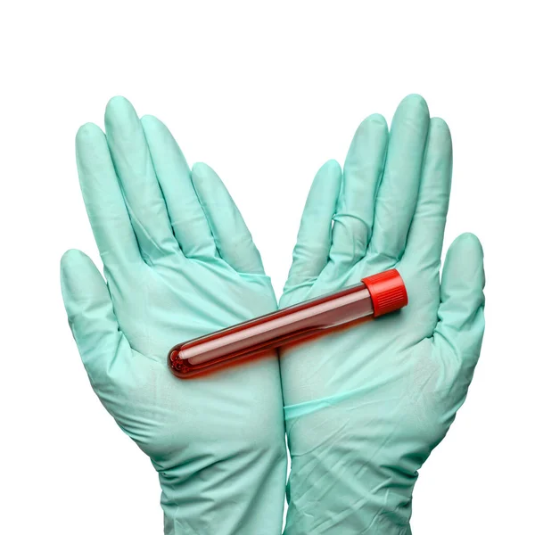 Mano in guanto di lattice tenendo il campione di sangue in provetta da vicino isolato su fondo bianco — Foto Stock