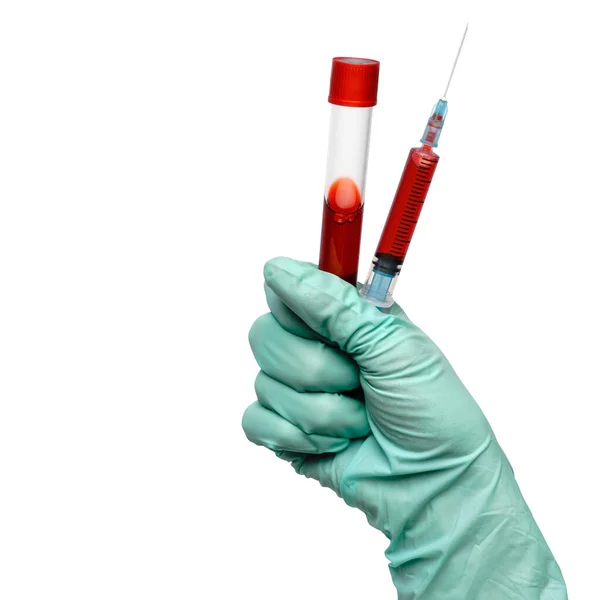 Mão em luva de látex segurando amostra de sangue em tubo de ensaio e seringa close-up isolado em fundo branco — Fotografia de Stock