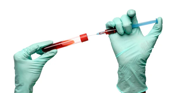 Mão em luva de látex segurando amostra de sangue em tubo de ensaio e seringa close-up isolado em fundo branco — Fotografia de Stock