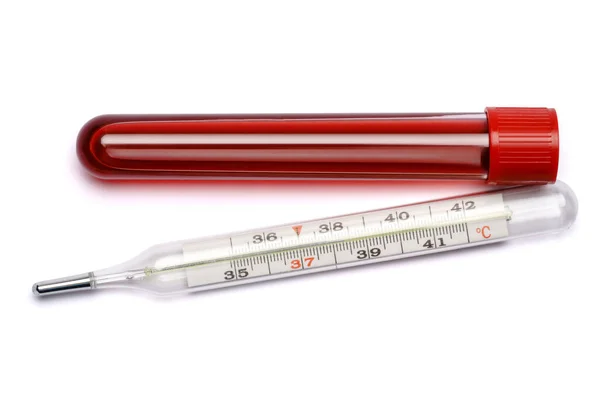 Трубка для анализа крови и термометр на белом фоне — стоковое фото