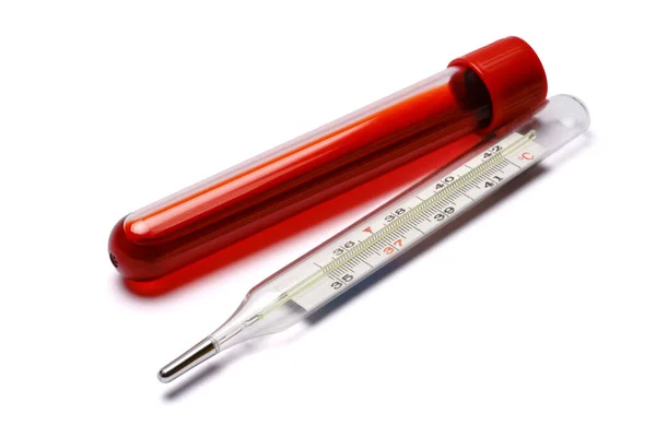 Rurka do badania krwi i termometr izolowane na białym tle — Zdjęcie stockowe
