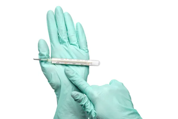 Fechar a mão em uma luva de látex com termômetro isolado em um fundo branco — Fotografia de Stock