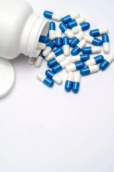 Medicijnen capsules en witte plastic fles op lichtgrijze achtergrond — Stockfoto