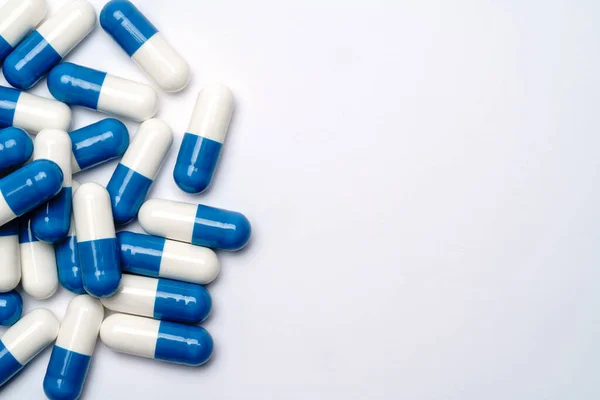 Montón de pastillas cápsulas sobre fondo gris claro — Foto de Stock