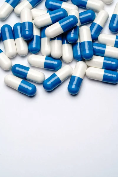 Tas de pilules capsules sur fond gris clair — Photo
