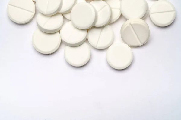 Montón de pastillas tabletas sobre fondo gris claro —  Fotos de Stock