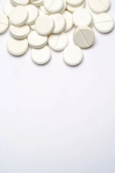 Montón de pastillas tabletas sobre fondo gris claro —  Fotos de Stock