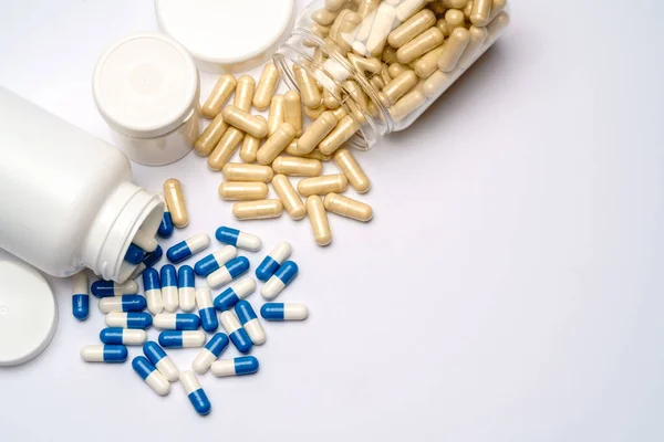 Medicijnen capsules in plastic flessen op lichtgrijze achtergrond — Stockfoto