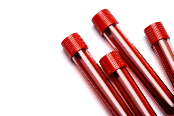 Reagenzgläser mit rotem Stecker isoliert auf weißem Hintergrund — Stockfoto
