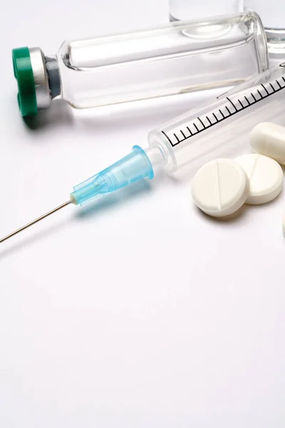 Ампулы медицинские, таблетки, капсулы и шприц изолированы на белом фоне — стоковое фото