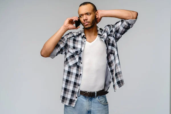 Retrato de um jovem afro-americano segurando celular — Fotografia de Stock