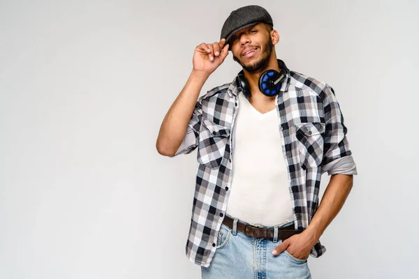 Jovem afro-americano vestindo camisa casual sobre fundo cinza claro — Fotografia de Stock