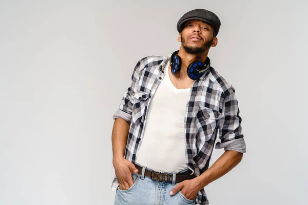 Αφρο-Αμερικανός νεαρός άνδρας που φοράει casual πουκάμισο πάνω από ανοιχτό γκρι φόντο — Φωτογραφία Αρχείου
