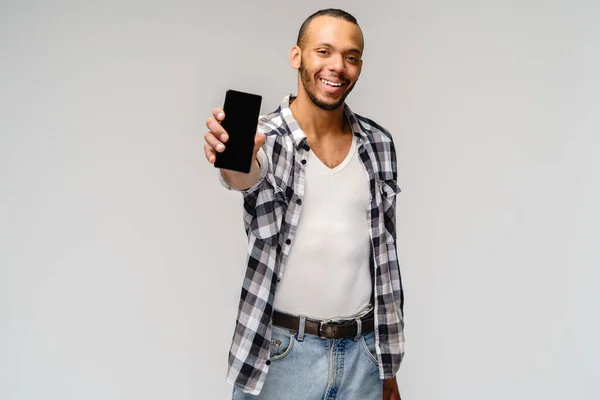 Potret seorang pemuda african american memegang ponsel — Stok Foto