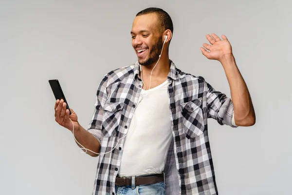 Homem americano africano feliz usando telefone celular para chamada de vídeo — Fotografia de Stock