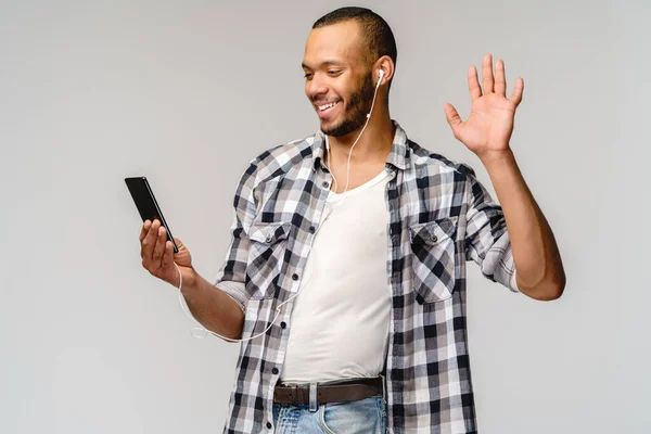 Homem americano africano feliz usando telefone celular para chamada de vídeo — Fotografia de Stock