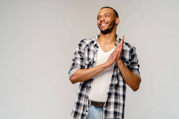 Close-up retrato de feliz jovem bonito afro-americano homem esfregando as mãos juntos em antecipação — Fotografia de Stock
