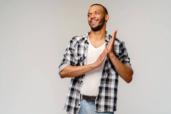 Close-up retrato de feliz jovem bonito afro-americano homem esfregando as mãos juntos em antecipação — Fotografia de Stock