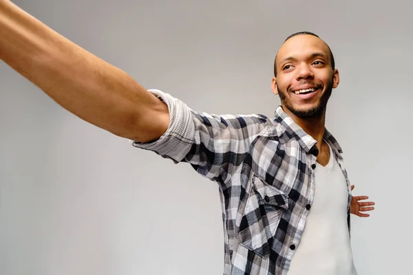 Homem americano africano feliz usando telefone celular para chamada de vídeo — Fotografia de Stock