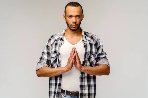 Jonge Afrikaans-Amerikaanse man mediteren - stress relief techniek — Stockfoto