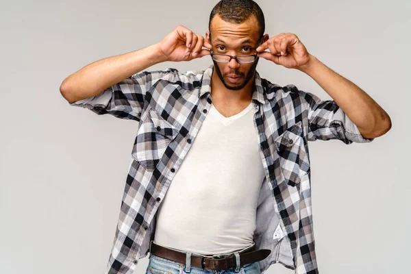 Retrato de um jovem afro-americano vestindo óculos com expressão surpresa no rosto — Fotografia de Stock