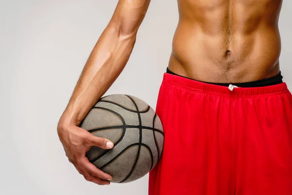 筋肉アフリカ系アメリカ人スポーツマンプレーバスケットボールの下劣な上ライトグレーの背景 — ストック写真