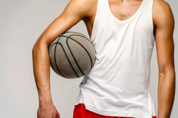근육질의 미국 스포츠맨가벼운 회색 배경 위에서 농구를 하는 — 스톡 사진
