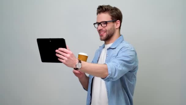 타블렛 pc 패드를 사용하여 청바지 셔츠를 입고 있는 수염을 기른 젊은 인디오 남자 — 비디오