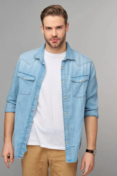 Portrait de jeune homme caucasien beau en jeans chemise sur fond clair — Photo