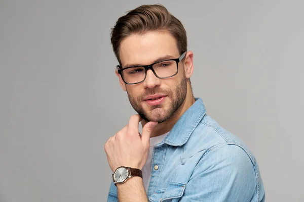 Retrato de jovem caucasiano bonito em camisa jeans sobre fundo claro — Fotografia de Stock