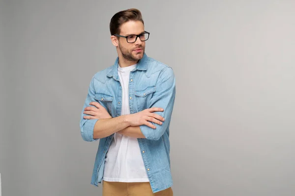 Retrato de jovem caucasiano bonito em camisa jeans sobre fundo claro — Fotografia de Stock