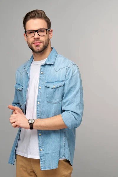 Retrato de joven guapo hombre caucásico en jeans camisa sobre fondo claro — Foto de Stock