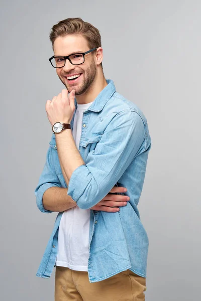 Portrait de jeune homme caucasien beau en jeans chemise sur fond clair — Photo