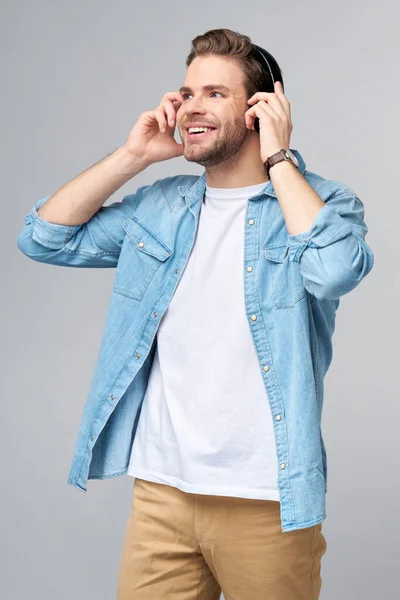 Close up retrato de jovem alegre gostando de ouvir música vestindo roupas de jeans casuais — Fotografia de Stock