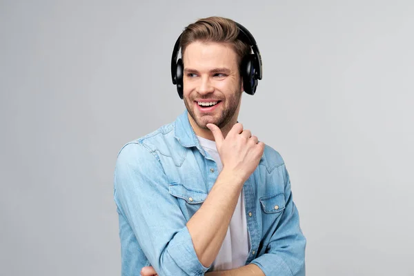 Close up retrato de jovem alegre gostando de ouvir música vestindo roupas de jeans casuais — Fotografia de Stock