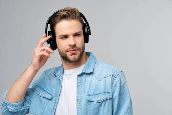 Close up retrato de jovem alegre gostando de ouvir música vestindo roupas de jeans casuais — Fotografia de Stock