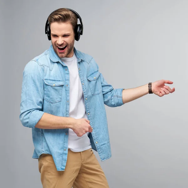 Close up retrato de jovem alegre gostando de ouvir música vestindo roupas de jeans casuais — Fotografia de Stock