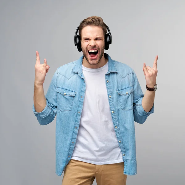 Close up retrato de jovem alegre gostando de ouvir música vestindo roupas de jeans casuais — Fotografia de Stock