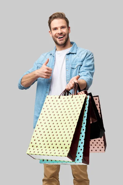Portret przystojnego młodzieńca z torbami na zakupy — Zdjęcie stockowe