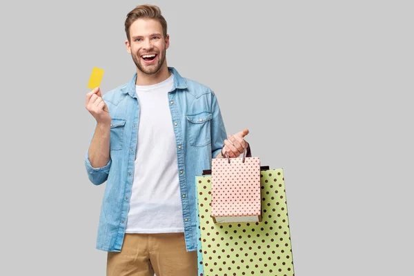 Retrato de un joven guapo con bolsas de compras —  Fotos de Stock