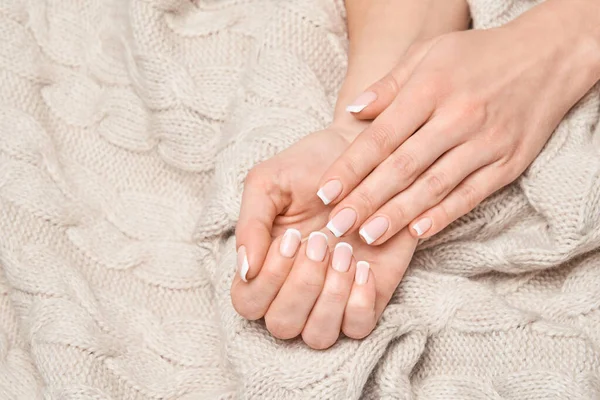 Estúdio tiro belas mãos femininas com manicure francês — Fotografia de Stock