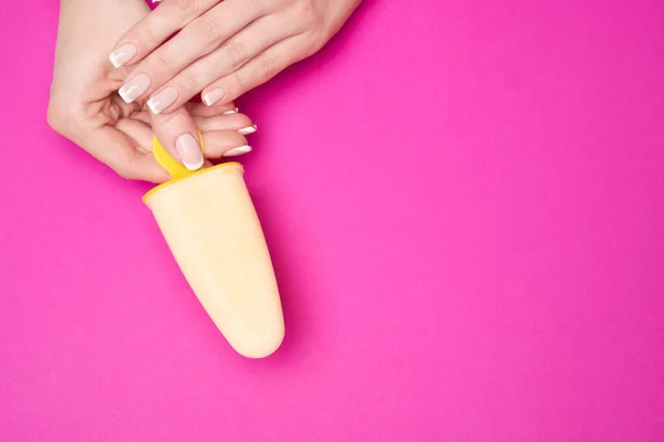 Bela fêmea bem tratada Mãos com manicure francês sobre fundo rosa — Fotografia de Stock