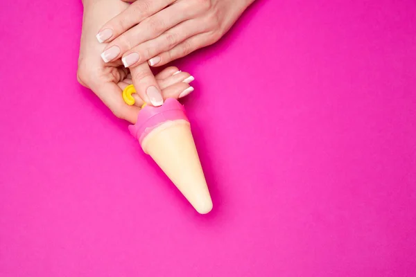 Bela fêmea bem tratada Mãos com manicure francês sobre fundo rosa — Fotografia de Stock