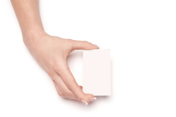 Женщина держит чистую визитку на белом фоне — стоковое фото